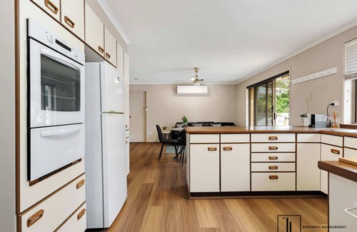 Surfside House | Steps to Beach & Local Shops | Myamba Sands