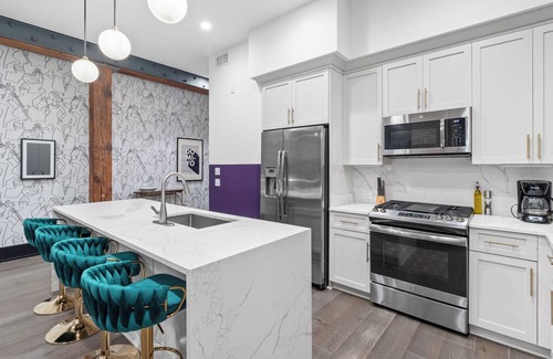 Central Business District Hotel | Steps to French Quarter | Rooftop Pool | Gameroom