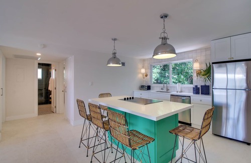 Tavernier Apartment | Steps to Gulf: Sleek Top-Floor Apt in Tavernier!