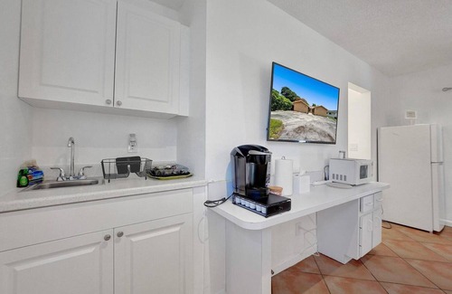 Hollywood Apartment | Steps to Hardrock! Managed by BNR Vacation Rentals