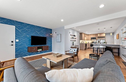 Ecco House | Steps To Lake|Garage Parking|Fire Table|Deck|Bikes