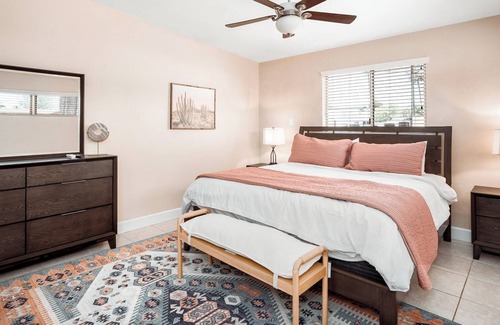 Entertainment District House | Steps To Oldtown Scottsdale-Putting Green-Gas Fire Pit-Gas BBQ-Arcade Games