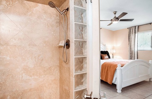 Entertainment District House | Steps To Oldtown Scottsdale-Putting Green-Gas Fire Pit-Gas BBQ-Arcade Games