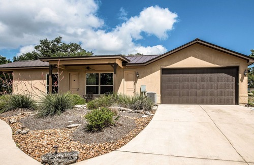 Spring Branch House | Steps to Remi's Ridge & Hayes Hollow Century Oak Casita - Near Canyon Lake