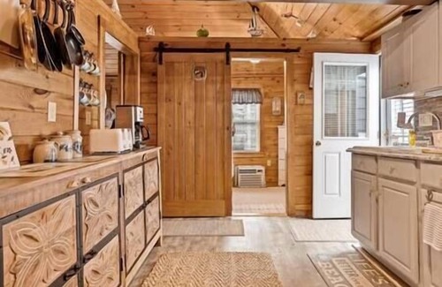 Hampton House | STEPS TO THE BEACH Adorable Cottage on a quiet street - AC/Pet 3bedroom, 1 bath