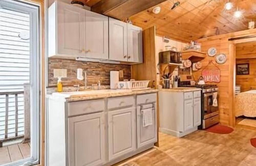 Hampton House | STEPS TO THE BEACH Adorable Cottage on a quiet street - AC/Pet 3bedroom, 1 bath