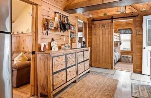 Hampton House | STEPS TO THE BEACH Adorable Cottage on a quiet street - AC/Pet 3bedroom, 1 bath