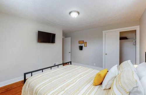 Canton House | Steps to the HOF-Football Fans Dream Stay