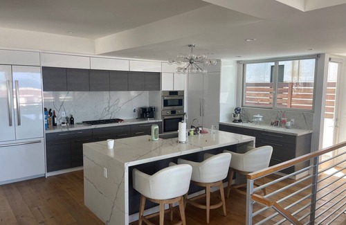 The Strand House | Steps to the sand in Manhattan Beach!