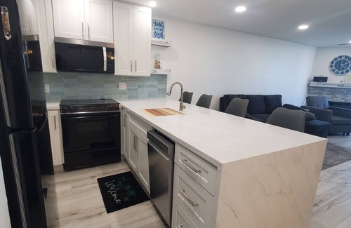 Oceanside Apartment | Steps to the Sand: Sleek, coastal beach condo