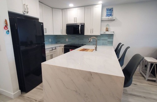 Oceanside Apartment | Steps to the Sand: Sleek, coastal beach condo