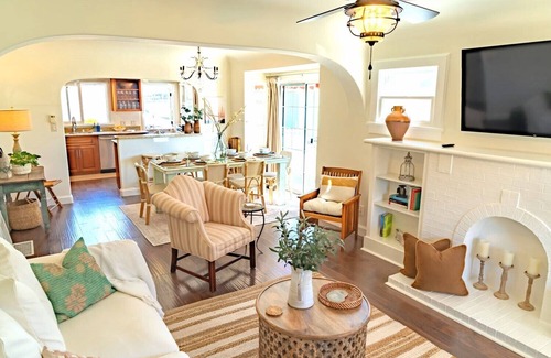 Belmont Shore House | Steps to the water, 2bd/2ba bay retreat, sleeps 6, AC, parking! All new & clean.