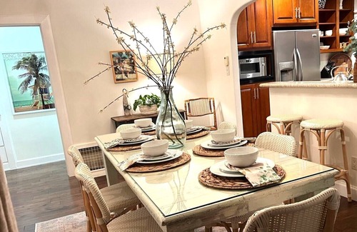 Belmont Shore House | Steps to the water, 2bd/2ba bay retreat, sleeps 6, AC, parking! All new & clean.