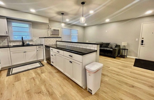 Joslyn Castle Apartment | Steps to UNMC, Free Parking, Heart of Omaha