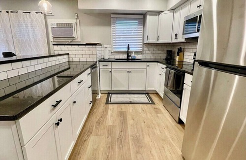 Joslyn Castle Apartment | Steps to UNMC, Free Parking, Heart of Omaha