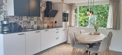 Heinkenszand Ski Chalet | Stijlvol chalet Zeeland - Sauna & omheinde tuin VP082