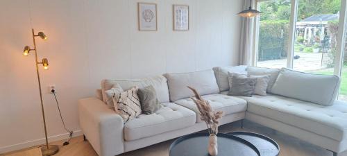 Heinkenszand Ski Chalet | Stijlvol chalet Zeeland - Sauna & omheinde tuin VP082