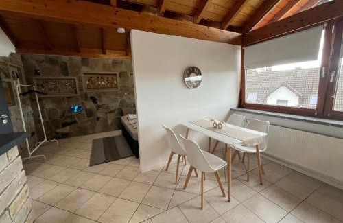 Hoehr-Grenzhausen Apartment | Stilvolle Wohnung mit Terasse und Garten