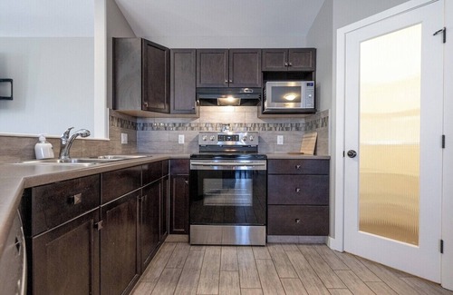 Grande Prairie House | Stocked Kitchen | Sleeps 6 | Free WIFI | Smart TV