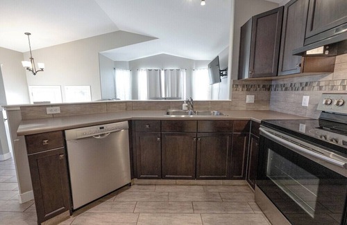 Grande Prairie House | Stocked Kitchen | Sleeps 6 | Free WIFI | Smart TV