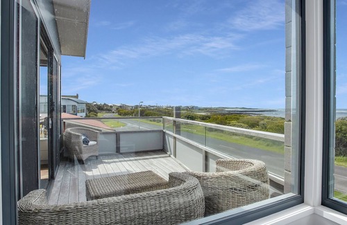 Port Fairy House | STONE and SEA - This is truly a luxurious coastal haven, with lots of space and amazing ocean views