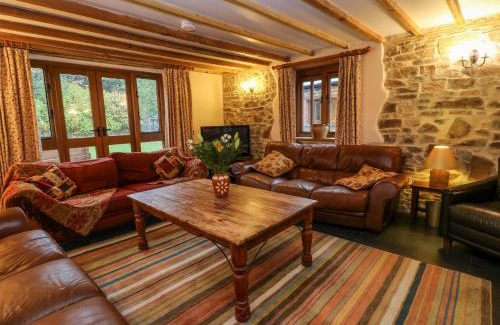 Clawton House | Stone Barn