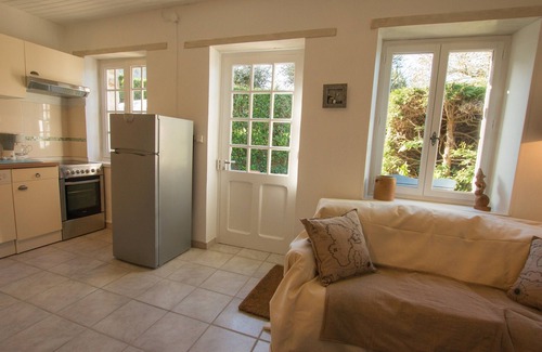 Crozon House | Stone house near beach between Crozon and Camaretnbed and toilet on ground floor