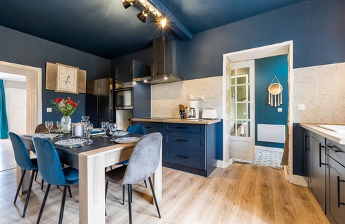 Vertheuil Villa | Stone House with Pool