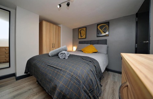Castle Apartment | Stone's Throw City Centre - TV in every Bedroom!