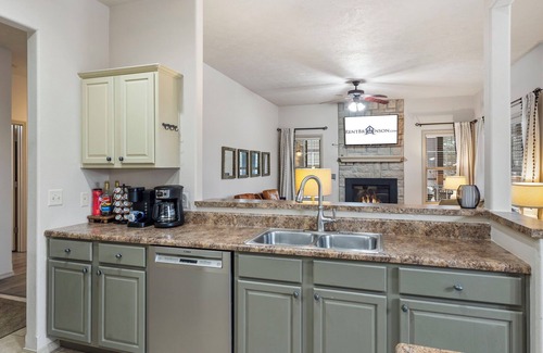 Branson West House | Stonebridge Townhouse near SDC w Free Tickets-Screened In Porch-OnSite Golf Course