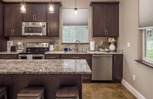 Wasilla Cottage | Stoneridge Place Cottage #4 - Vacation or Executive Retreat 1Br 1Ba Garage!