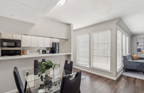 South Arlington Apartment | Stratton 2415-A I Spacious 2 Bed 1.5 Bath