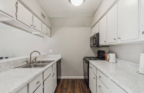 South Arlington Apartment | Stratton 2415-A I Spacious 2 Bed 1.5 Bath