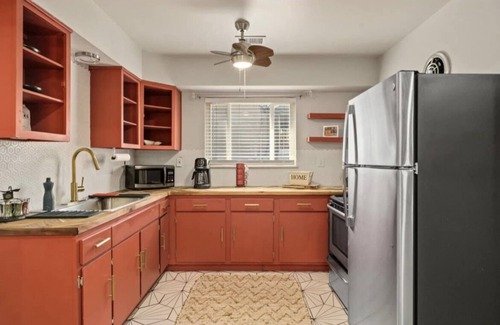 Roselawn Finance Apartment | Strawberry 3BD 1BA Suite W/Fireplace & W/D close to local hospitals and downtown