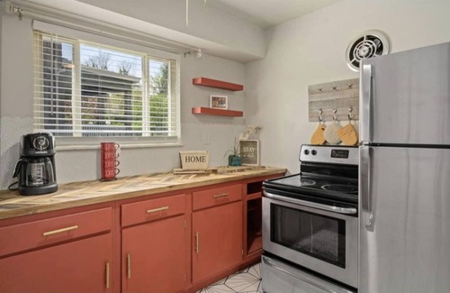 Roselawn Finance Apartment | Strawberry 3BD 1BA Suite W/Fireplace & W/D close to local hospitals and downtown