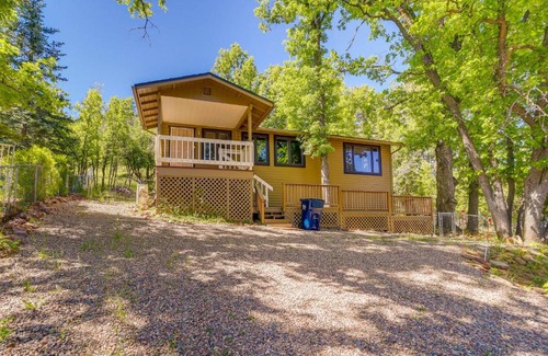 Strawberry House | Strawberry Cabin Rental with Deck and Mountain Views!