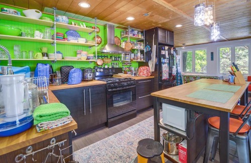 Strawberry House | Strawberry Cabin Rental with Deck and Mountain Views!