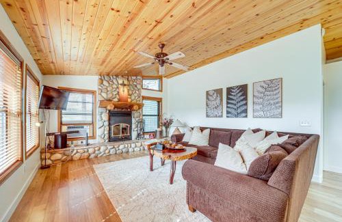 Strawberry House | Strawberry Hideaway in the Pines with Hot Tub!