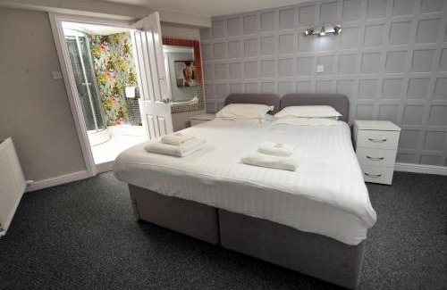 Harrogate City Centre Apartment | Strawberry One - 3 en-suite bedrooms, Private Parking - Harrogate Holiday Apartments