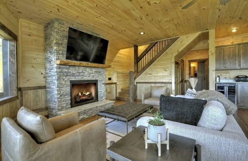 Mineral Bluff Cabin | Strawberry Sunset | Free Night Offer!