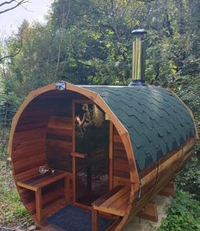 Glen of Aherlow Ski Chalet | Stream-side cabin and sauna