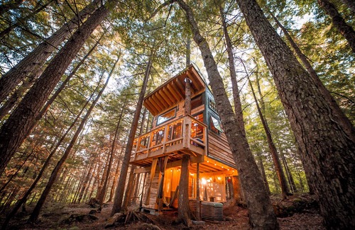 Woodbury House | Streamside treehouse in the Vermont forest with access to sauna