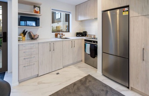 Upper Riccarton House | Stroll through the Park 2 bed 2 bath w/Carpark