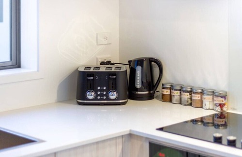 Upper Riccarton House | Stroll through the Park 2 bed 2 bath w/Carpark