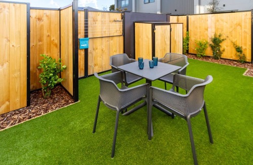 Upper Riccarton House | Stroll through the Park 2 bed 2 bath w/Carpark