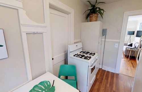 Montgomery Apartment | Stroll to Frenchies w/King Bd