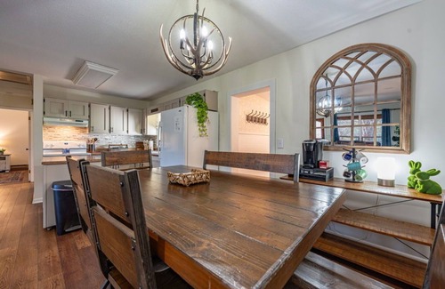 West Jefferson House | Stroll to Park, Shops, Restaurants in Downtown WJ!