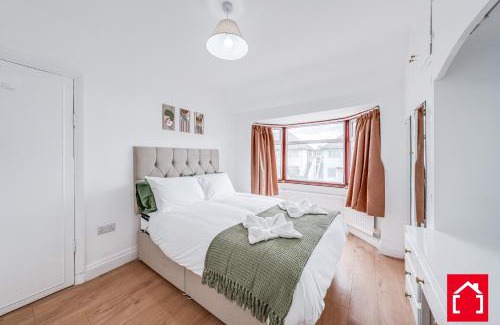 Roxbourne Apartment | Stuarts 4 bedroom house in Harrow