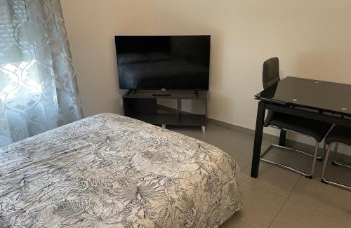 Mantes-la-Jolie Apartment | Studio 005