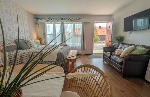 Ste Anne de Beaupre Apartment | Studio 10 - 2 min du Bord de l'eau Foyer & Barbecue
